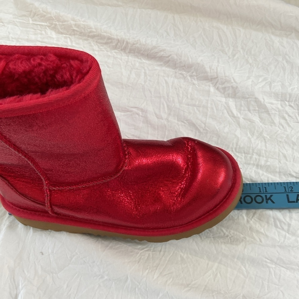 Womens Short classic ll Uggs red metallic size 4​​​​​​ - Picture 10 of 11